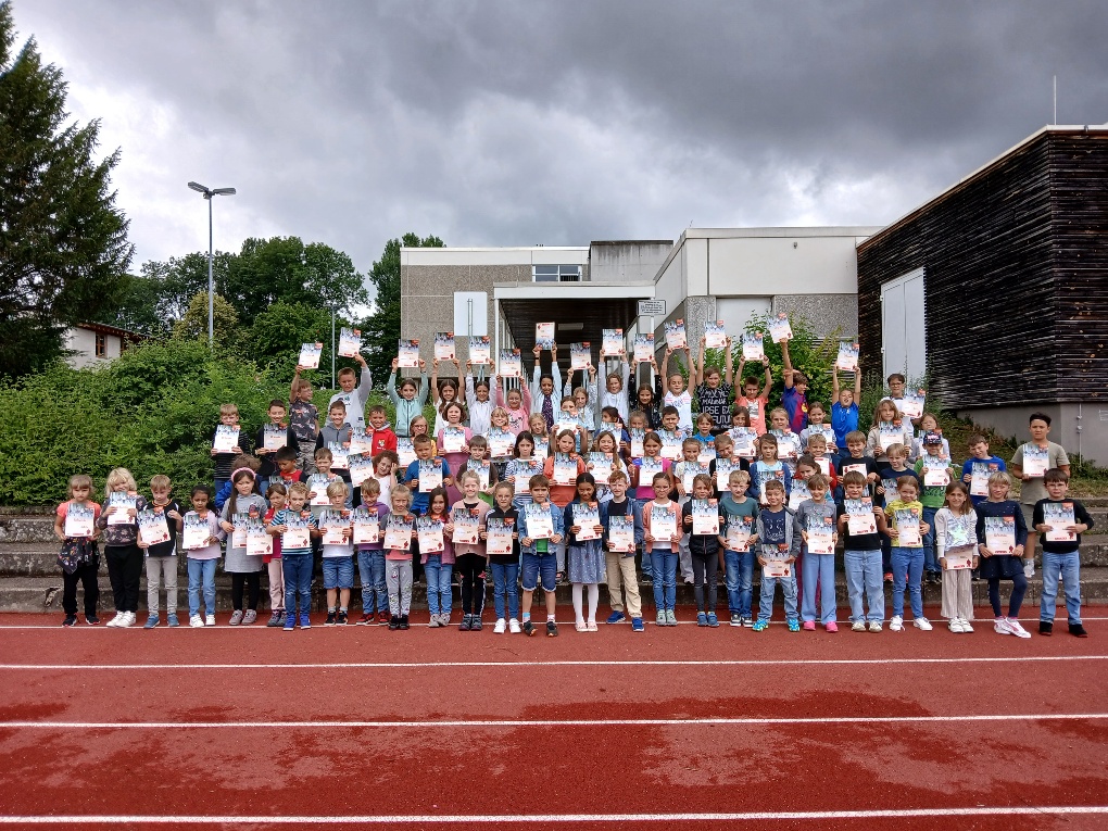 Gruppenbild mit Schülern die Urkunden halten Gruppenbild mit Schülern die Urkunden halten