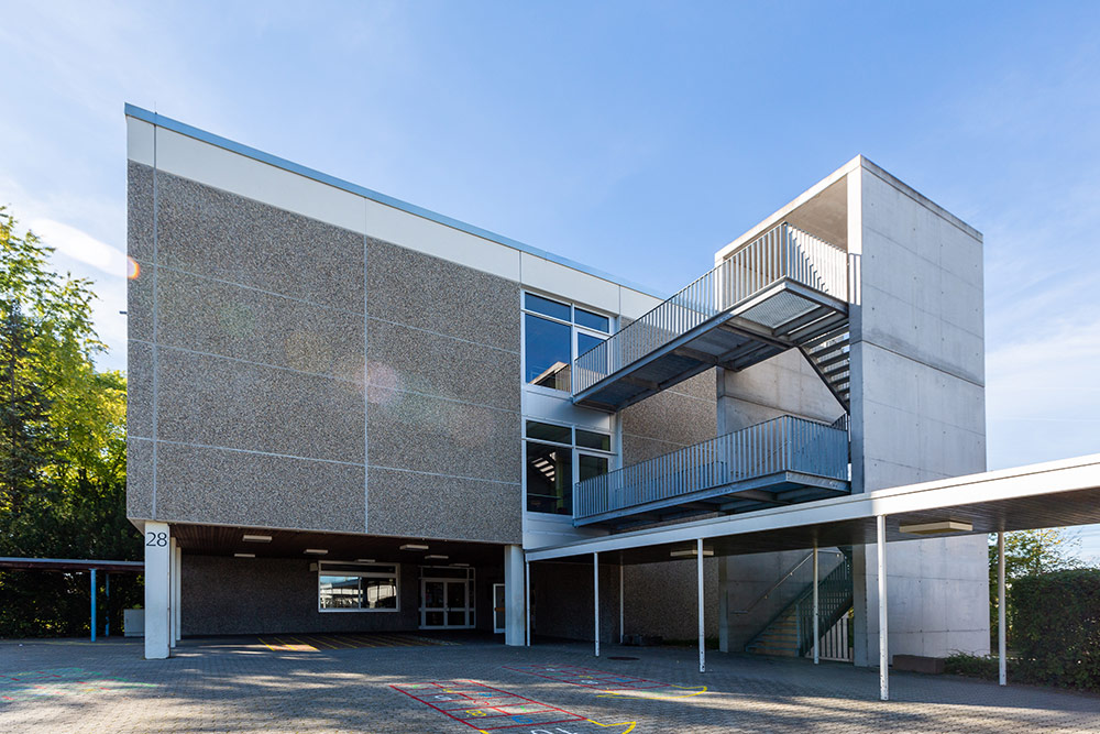 Ansicht Schulgebäude Grundschule Schmiden vom Pausenhof Ansicht Schulgebäude Grundschule Schmiden vom Pausenhof